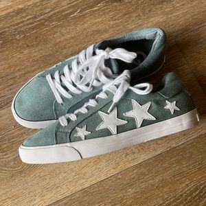 New G By Guess woman sneakers 9.5 Size